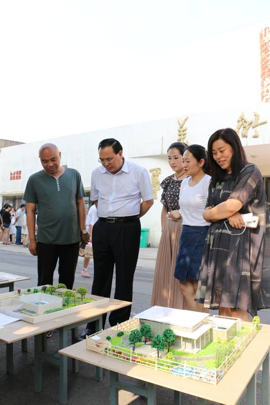 顾经理参观一课一展.JPG